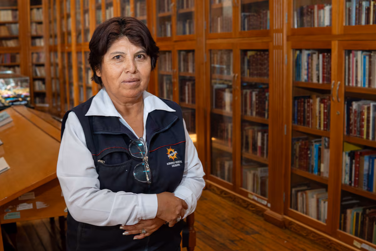 Diez años de custodia de los libros personales de Mario Vargas Llosa: la guardiana de la biblioteca del Nobel en Arequipa EL PAÍS