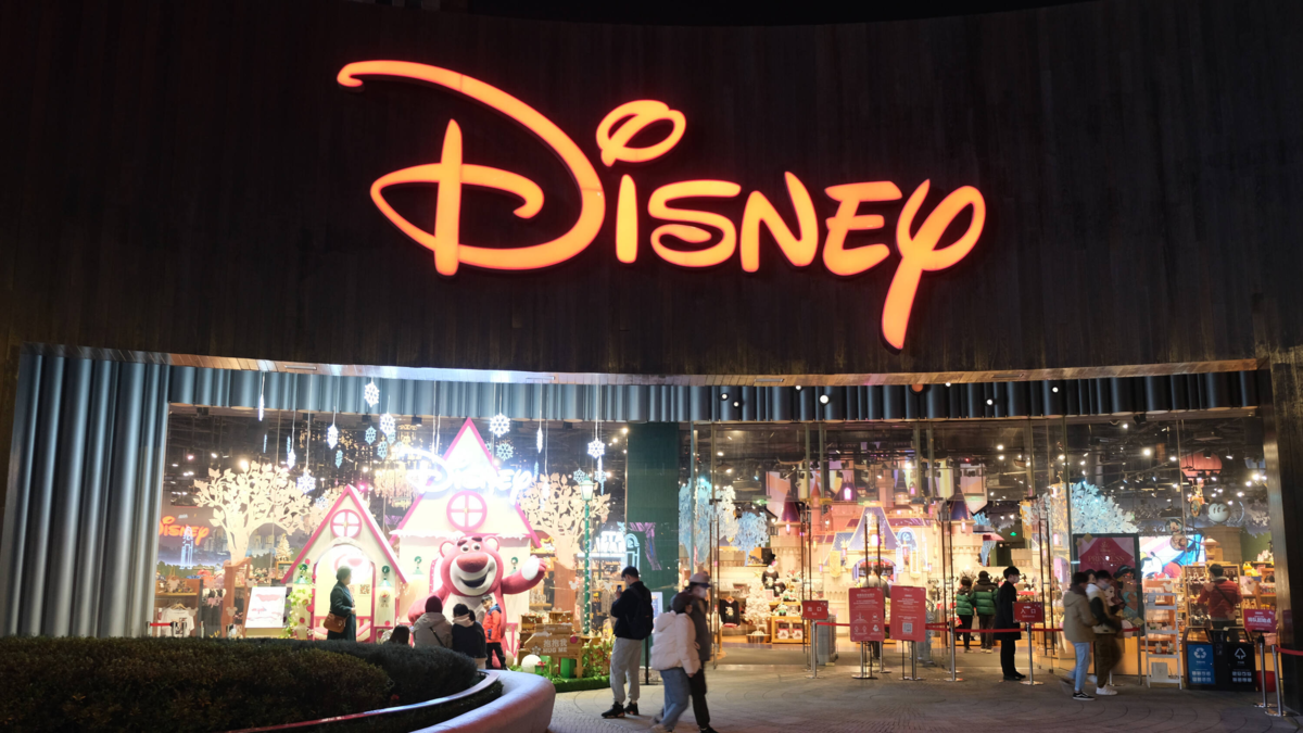 Disney autoriza a ChatGPT para usar sus personajes en videos generados por IA, pero se lo prohíbe a Google Disney autoriza a ChatGPT para usar sus personajes en videos generados por IA, pero se lo prohíbe a Google