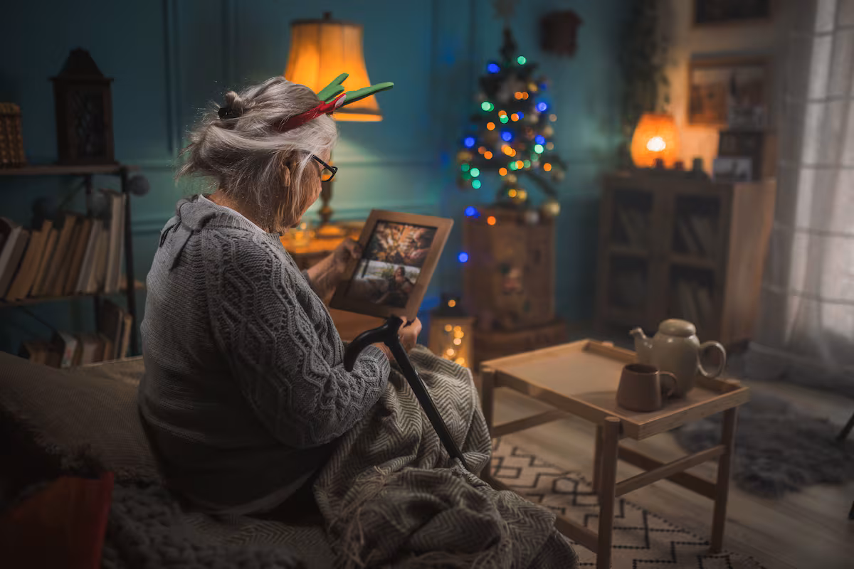 Duelo en Navidad o cómo afrontar la silla vacía en tiempos de celebración: “No busco que me consuelen, sino que me dejen estar tranquila” EL PAÍS