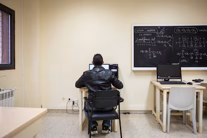 Aprender entre muros: la educación en los centros penitenciarios como vía de reinserción social Aprender entre muros: la educación en los centros penitenciarios como vía de reinserción social
