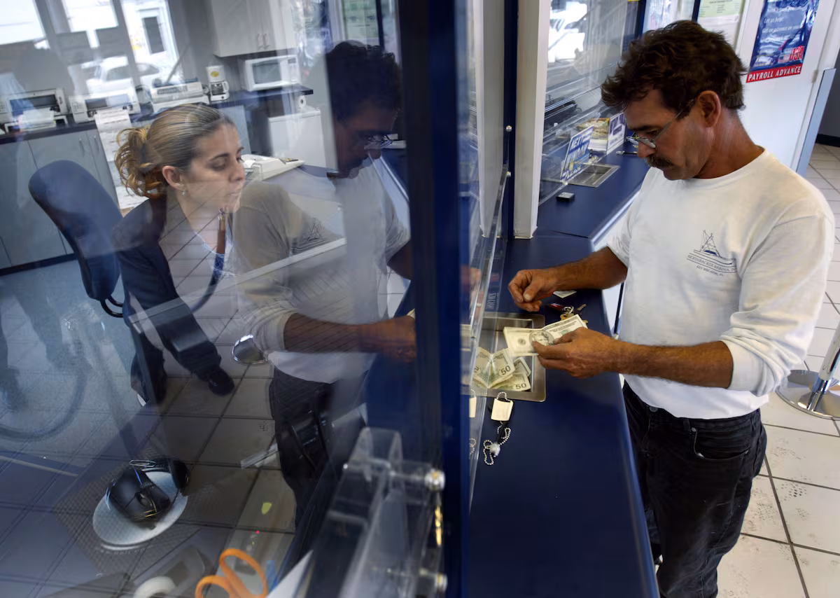 EE UU pone la mira en las remesas por presunto blanqueo, en plena caída de los envíos de dinero de los migrantes mexicanos EL PAÍS