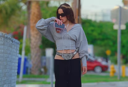 Dóberman, braga metálica y cigarro: Rosalía publica el vídeo de ‘La Perla‘, la canción más escuchada de ‘Lux’ Dóberman, braga metálica y cigarro: Rosalía publica el vídeo de ‘La Perla‘, la canción más escuchada de ‘Lux’