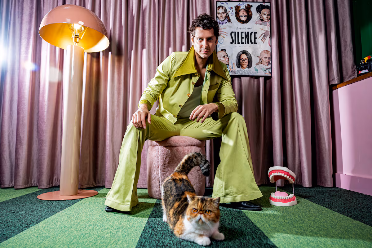 Eduardo Casanova feminiza a los vampiros en su nueva serie: “El silencio que viven hoy las personas con VIH es terrorífico” Aser García Rada