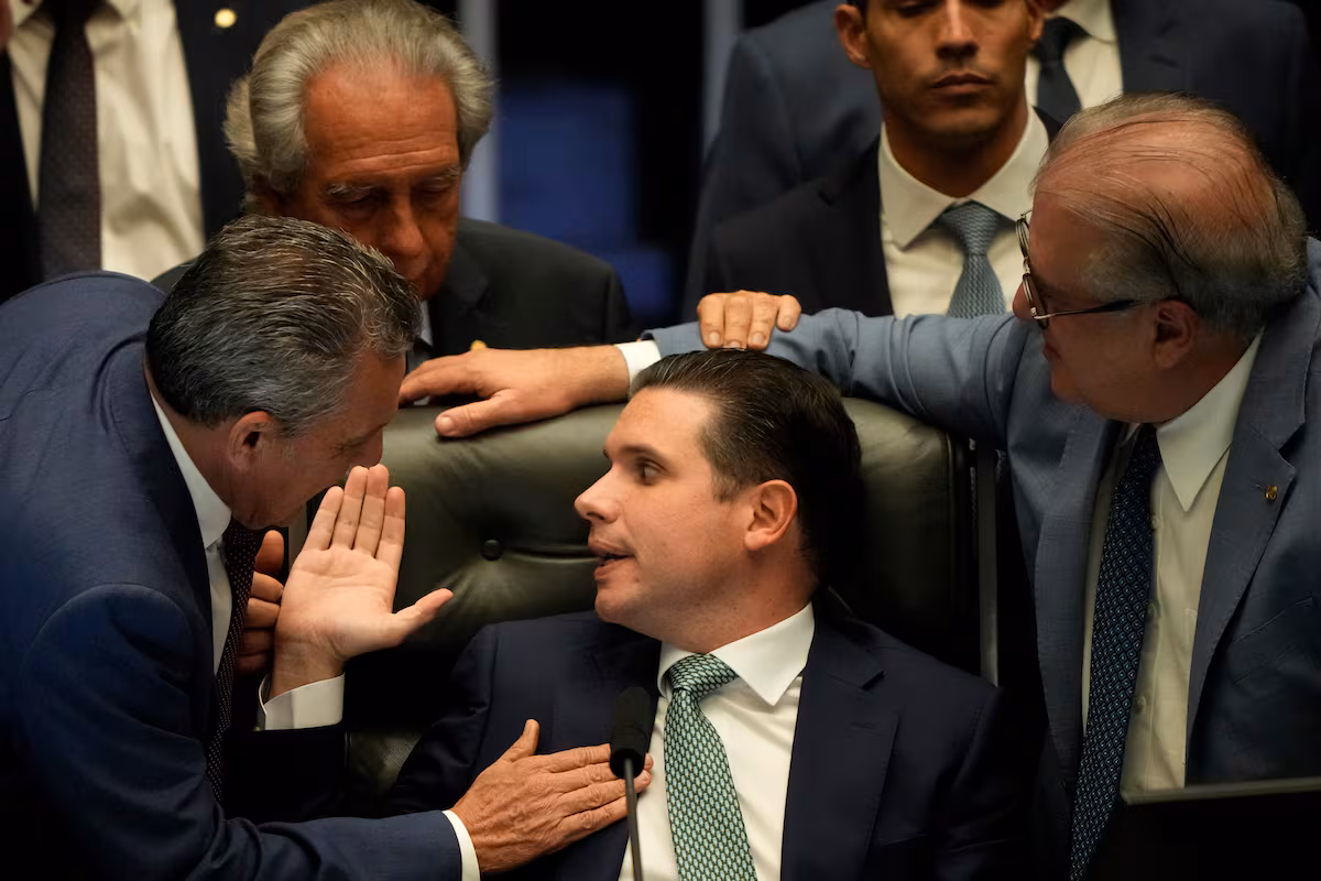 El Congreso de Brasil abre la puerta a reducir la pena de Bolsonaro y los otros golpistas EL PAÍS