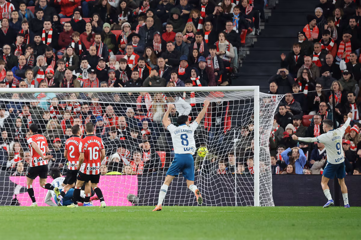 El Espanyol toma San Mamés y suma su quinta victoria consecutiva Los jugadores del Espanyol celebran el segundo gol en San Mamés.