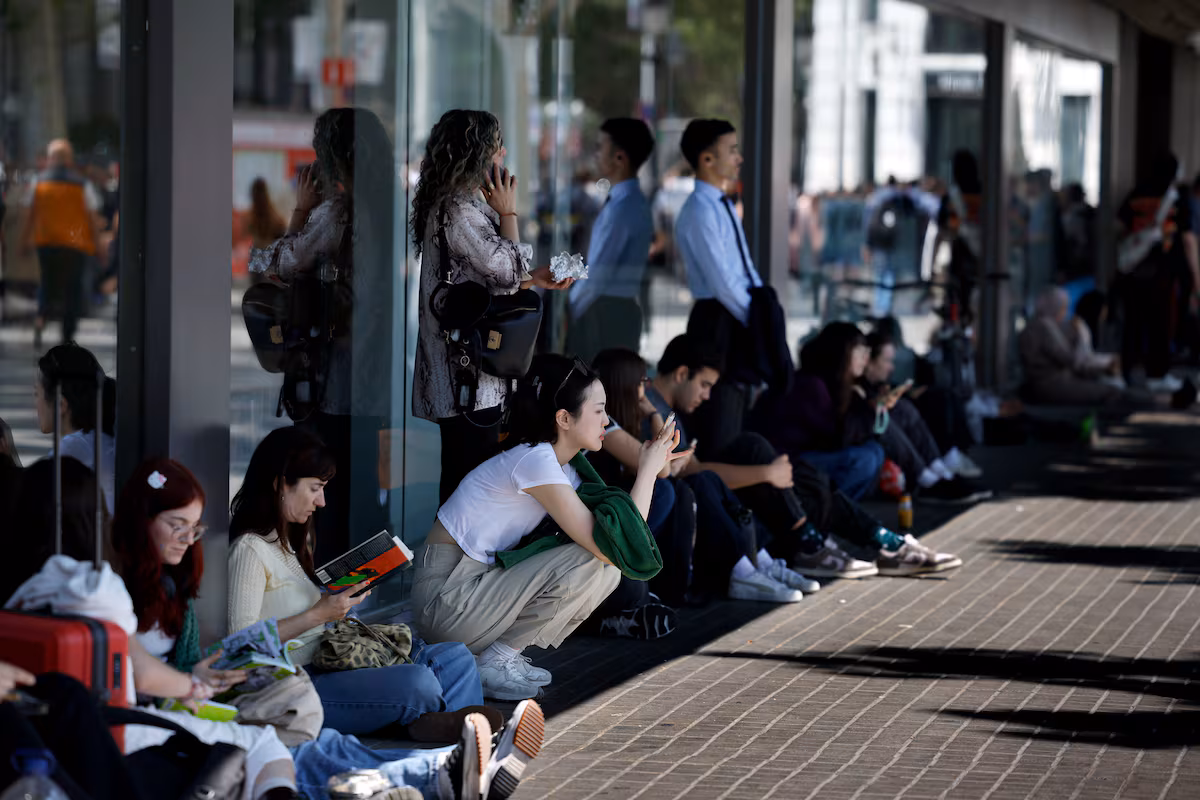 El Gobierno obliga a las empresas a garantizar 4 horas de red móvil al 85% de la población en caso de apagón EL PAÍS