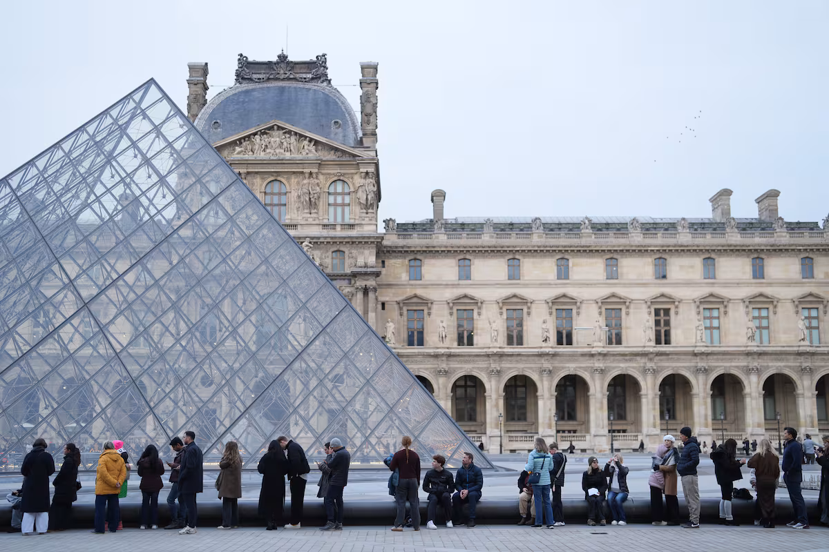 El Louvre vuelve a abrir con normalidad tras desconvocar la huelga los trabajadores EL PAÍS
