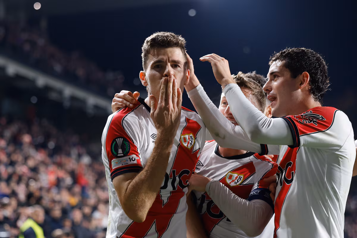 El Rayo celebra con un festín de goles ante el Drita su pase a octavos de la Conference Rayo