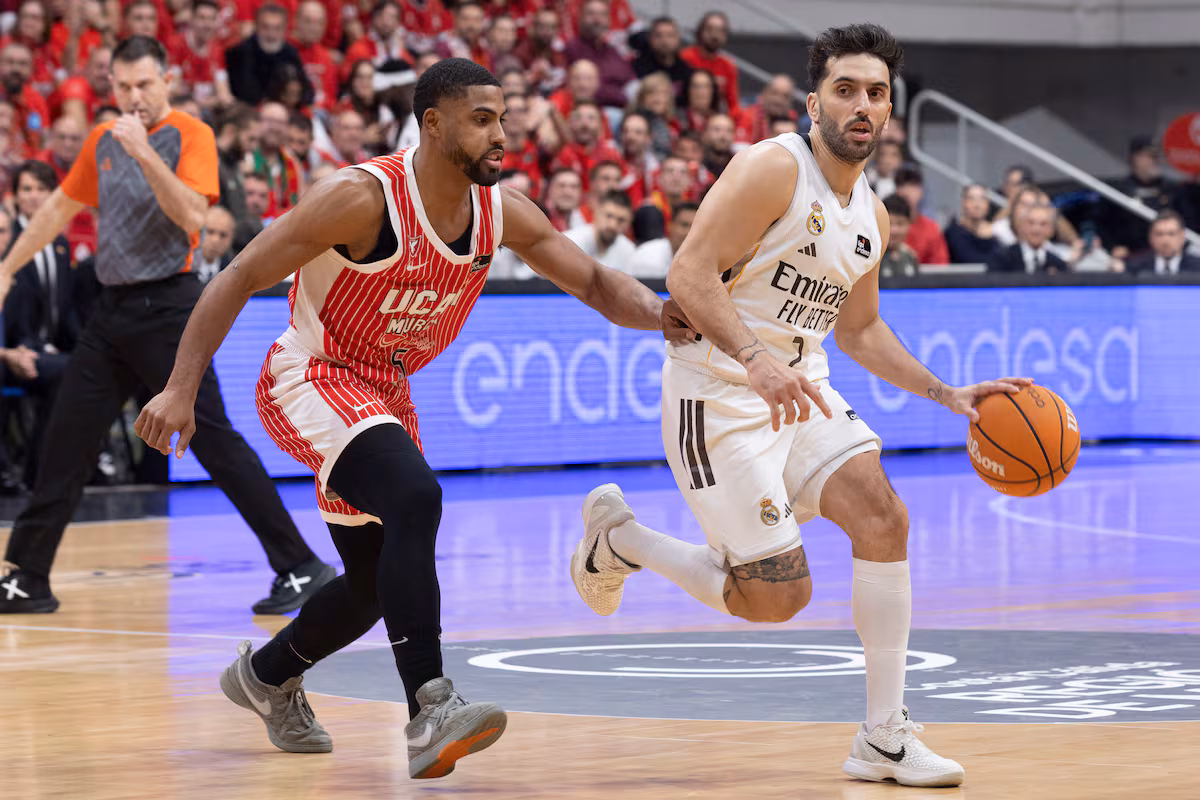 El Real Madrid gana en Murcia y termina 2025 en lo más alto de la tabla de la ACB Campazzo controla el balón ante la presión de DeJulius.
