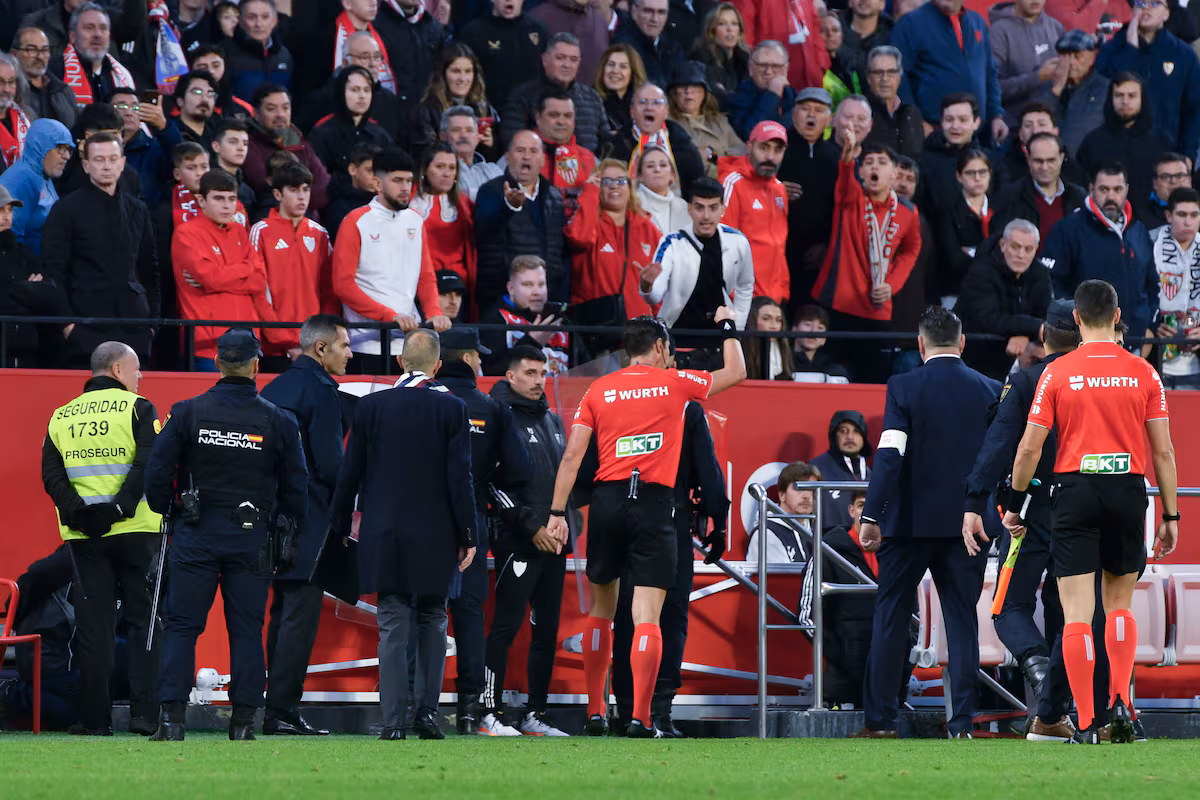 El Sevilla, sancionado a la clausura parcial del estadio Sánchez Pizjuán por los incidentes en el derbi ante el Betis EL PAÍS