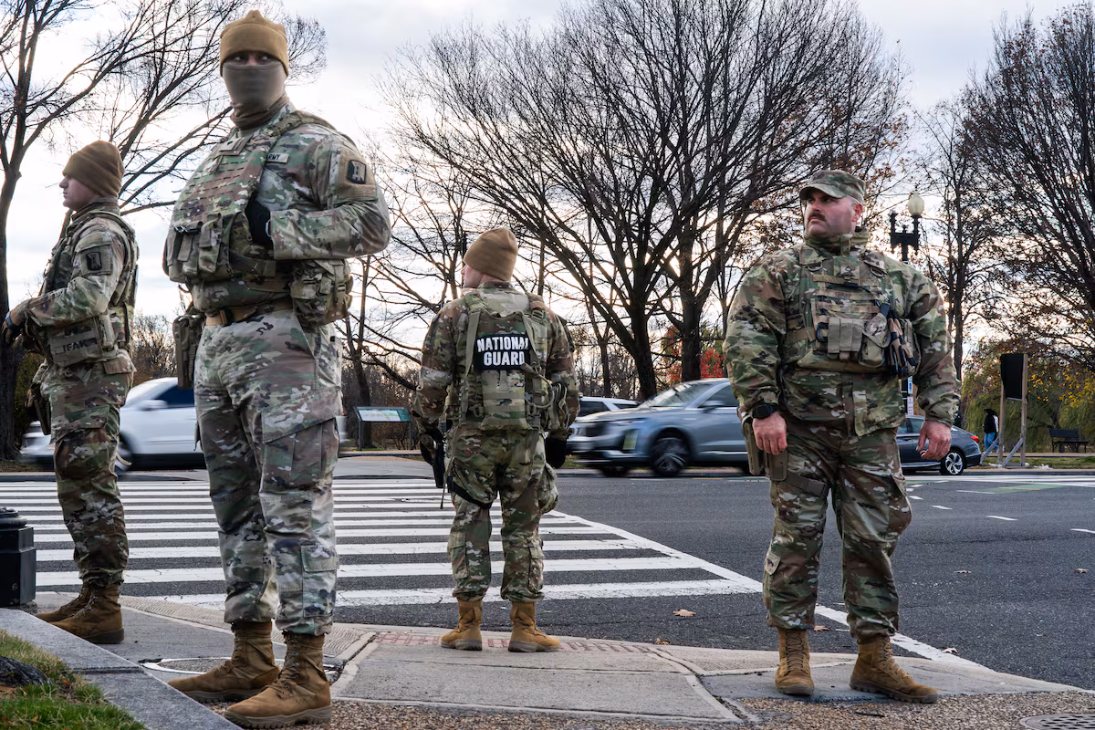 El Tribunal Supremo bloquea el intento de Trump de desplegar la Guardia Nacional en Chicago EL PAÍS