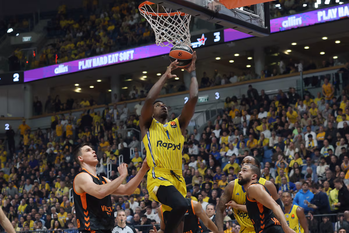 El Valencia Basket tras competir en Israel: denuncia insultos racistas y violencia verbal en su partido contra el Maccabi EL PAÍS