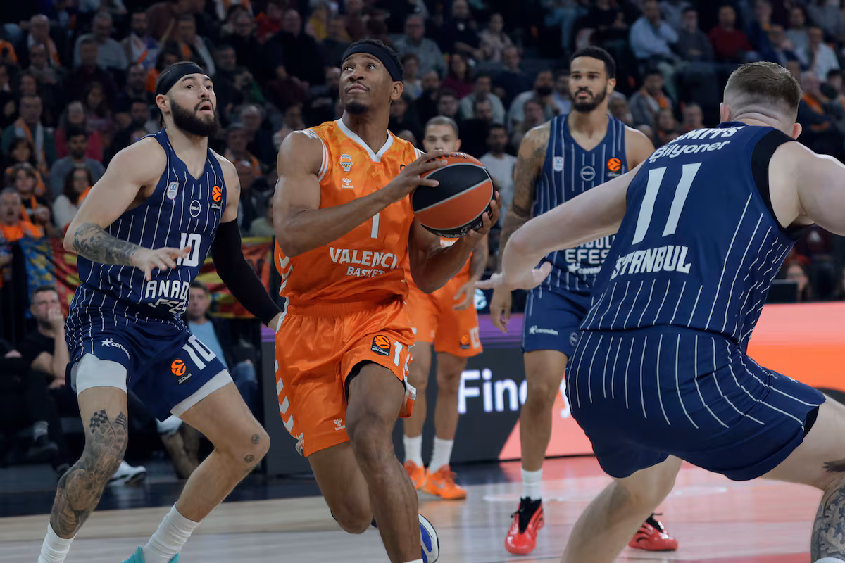 El Valencia asalta el liderato de la Euroliga y el Madrid vence al Baskonia EL PAÍS