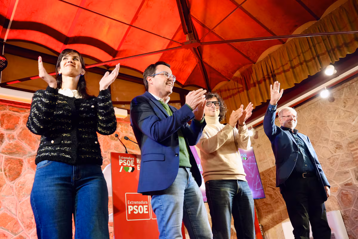 El alicaído PSOE extremeño se encomienda al carisma de Ibarra: “Yo creo en ti, Miguel Ángel” EL PAÍS