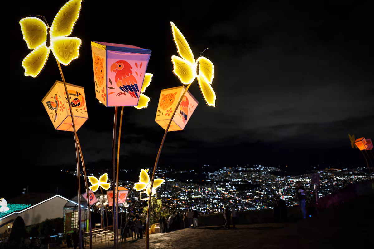El alumbrado navideño en Monserrate y otros eventos en Bogotá para celebrar la temporada decembrina EL PAÍS