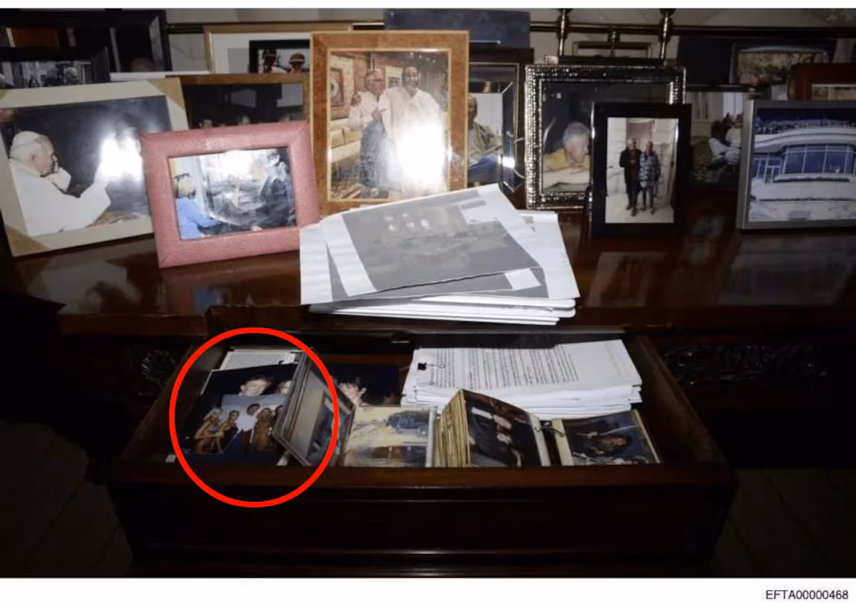 El archivo 468: la foto de Trump que el Departamento de Justicia publicó y luego borró de los papeles de Epstein EL PAÍS
