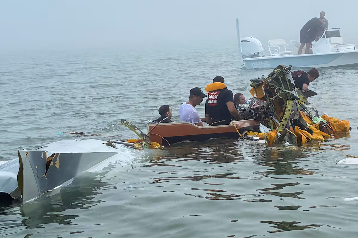El avión de apoyo médico de la Marina mexicana accidentado en Texas perdió la comunicación 10 minutos antes de estrellarse EL PAÍS