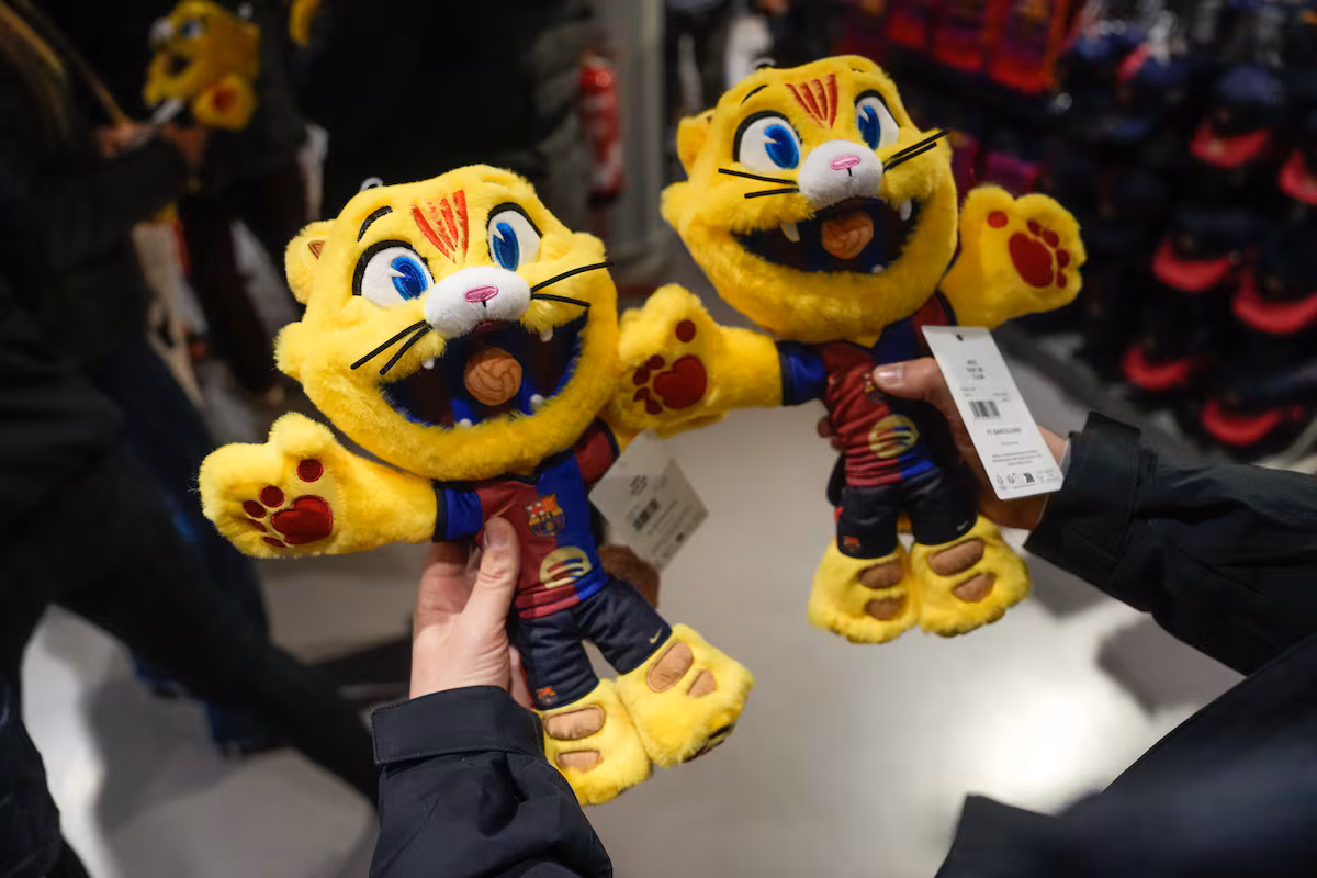 El fenómeno viral de Cat, la famosa mascota del Barcelona que conquista a una nueva generación EL PAÍS