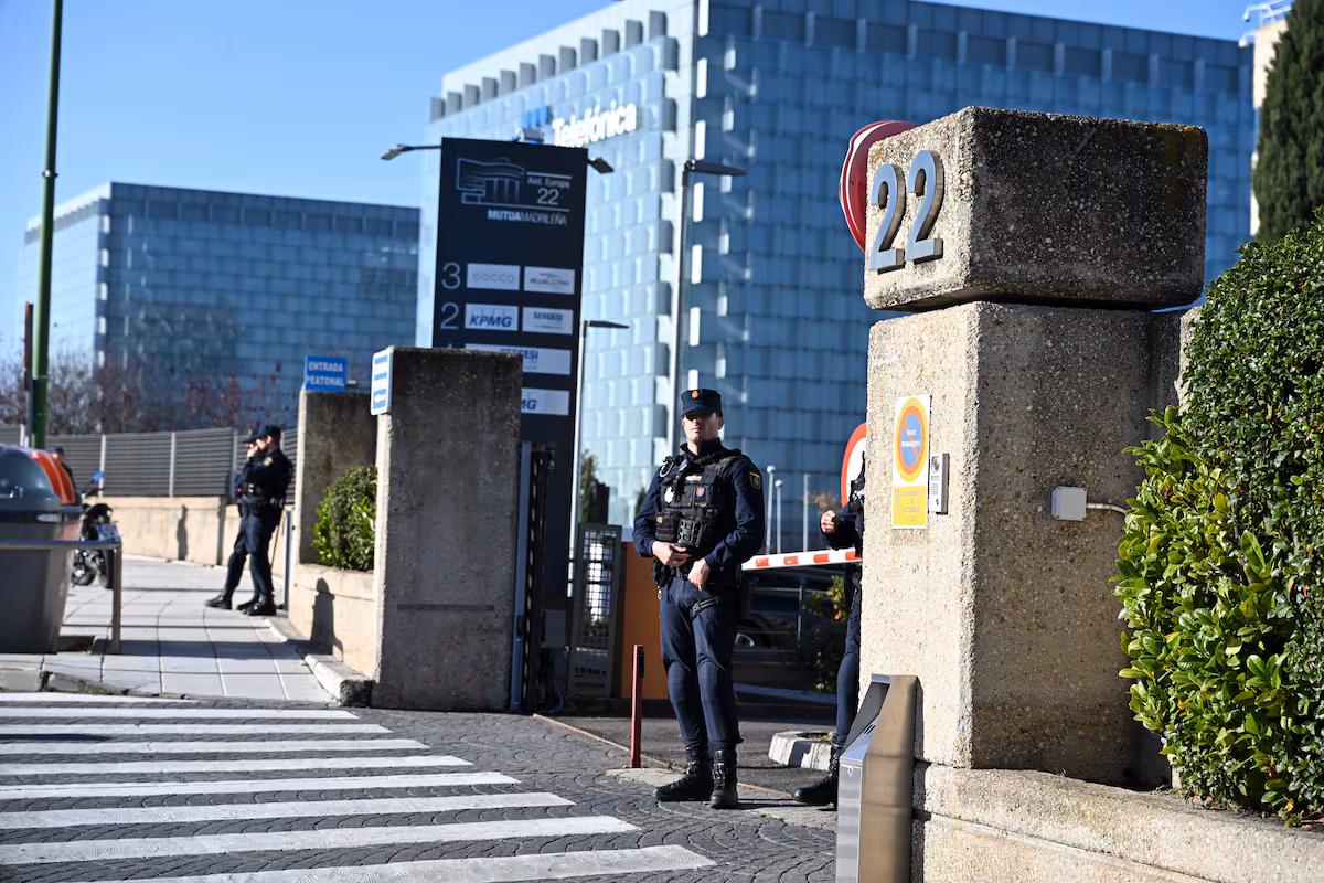 El juez deja en libertad a los cuatro detenidos por la investigación sobre la compañía áerea Plus Ultra EL PAÍS