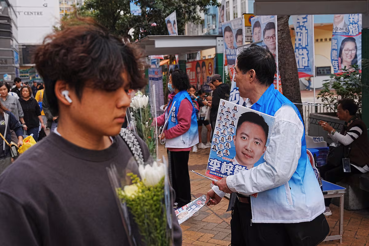 El megaincendio de Hong Kong ensombrece las elecciones “solo para patriotas” EL PAÍS