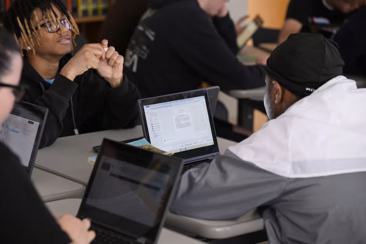 El nuevo idioma del poder laboral: saber preguntar a la IA es más importante que usarla EL PAÍS