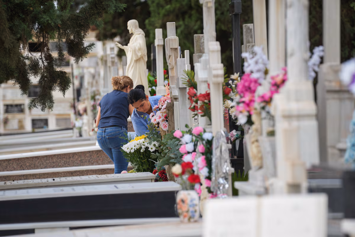 El permiso por fallecimiento en Europa: hasta 14 días en Francia, 20 en Portugal y regulado por convenio en Alemania EL PAÍS