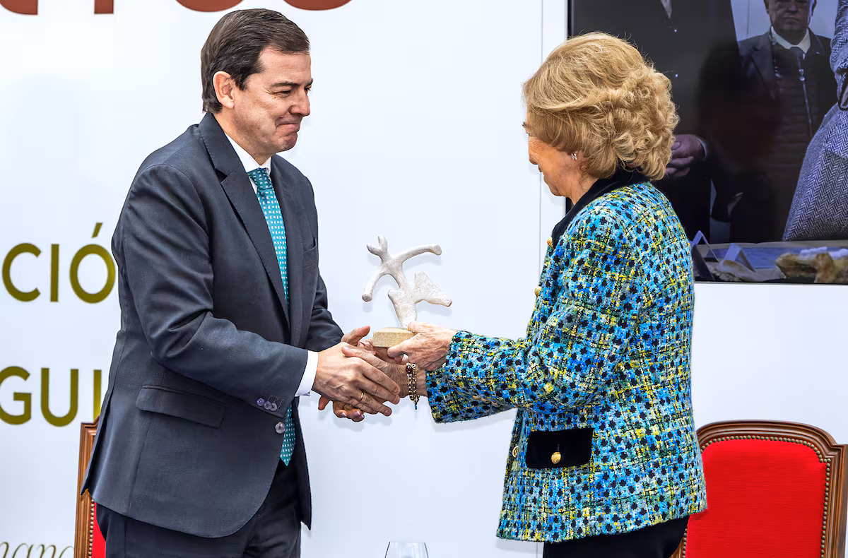 El presidente de Castilla y León recibe un premio de una fundación a la que su gobierno financia con más de un millón de euros EL PAÍS