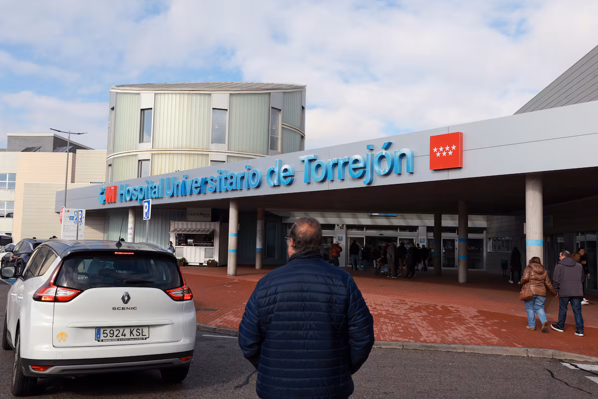 El presidente del grupo que gestiona el hospital de Torrejón pide a sus trabajadores “mantener la calma y tomar distancia” EL PAÍS