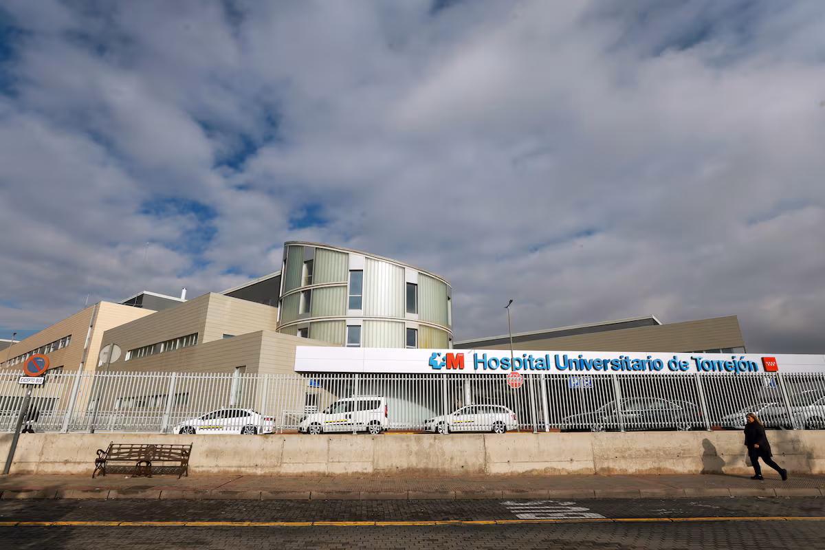 Empleados del Hospital de Torrejón recibieron la orden de reutilizar material sanitario de un solo uso EL PAÍS