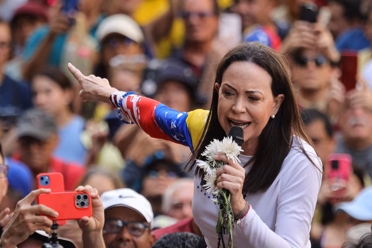 En lancha y con ayuda de EE UU: María Corina Machado huyó de Venezuela hasta la isla de Curazao EL PAÍS