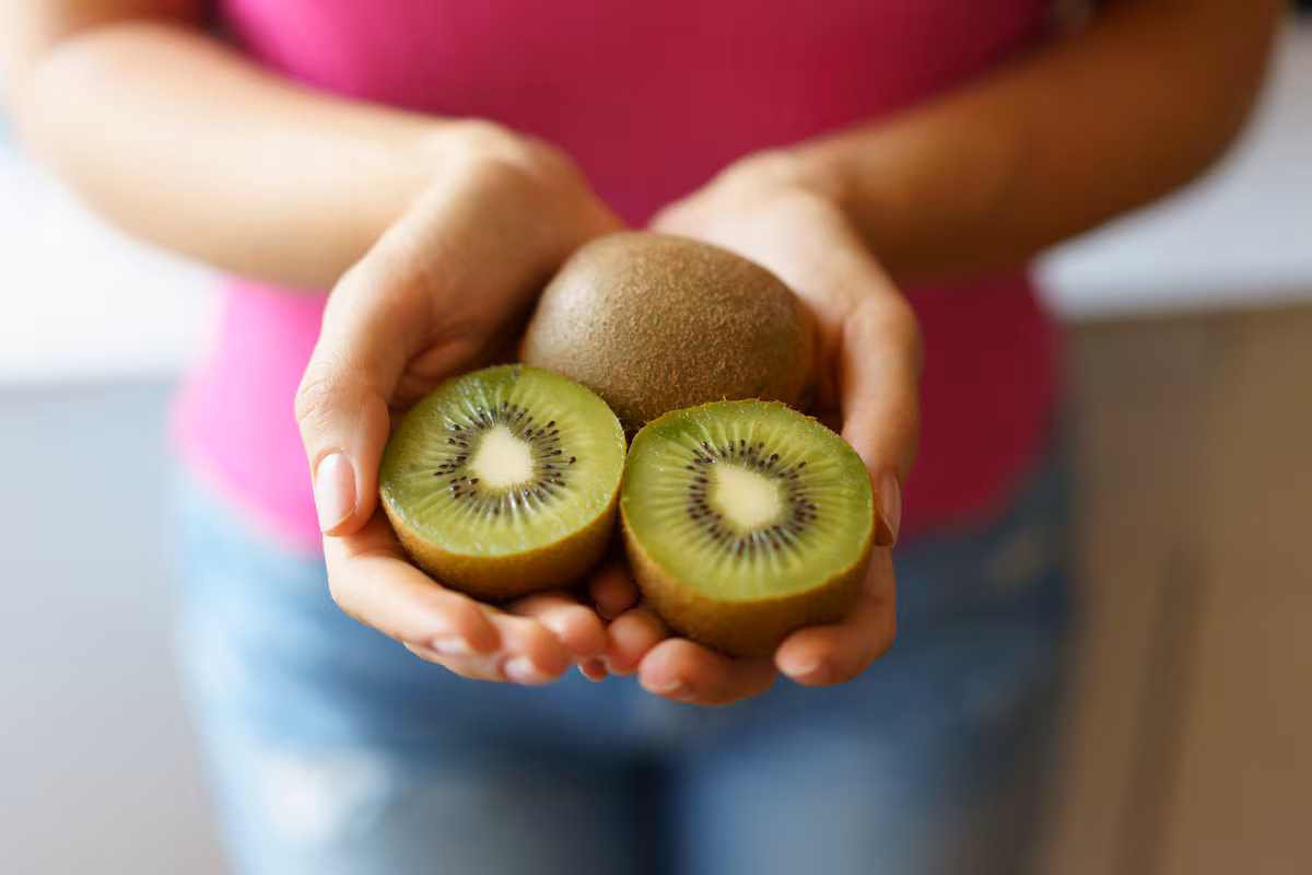 Es oficial: el kiwi “ayuda a ir al baño”… y reabre el debate sobre la publicidad alimentaria EL PAÍS