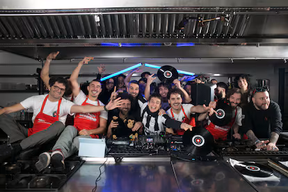 Las mejores fiestas se montan en la cocina: así son las Kitchen Sessions que unen el talento de chefs y DJs Las mejores fiestas se montan en la cocina: así son las Kitchen Sessions que unen el talento de chefs y DJs