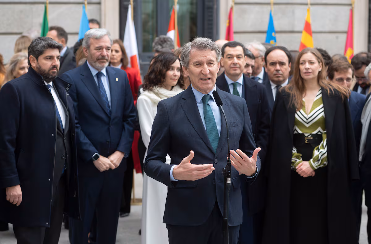 Feijóo redobla ahora el choque con Vox tras el pacto en Valencia:“Está jugando a cosas muy peligrosas” EL PAÍS