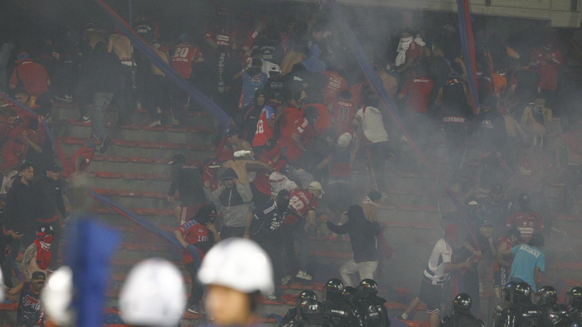 Final de la Copa Colombia termina en desmanes: hinchas ingresan a la cancha y generan pánico: videos de los desórdenes Final de la Copa Colombia termina en desmanes: hinchas ingresan a la cancha y generan pánico: videos de los desórdenes