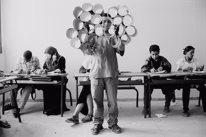 El aula reinventada del fotógrafo Hicham Benohoud como metáfora de la sociedad marroquí El aula reinventada del fotógrafo Hicham Benohoud como metáfora de la sociedad marroquí