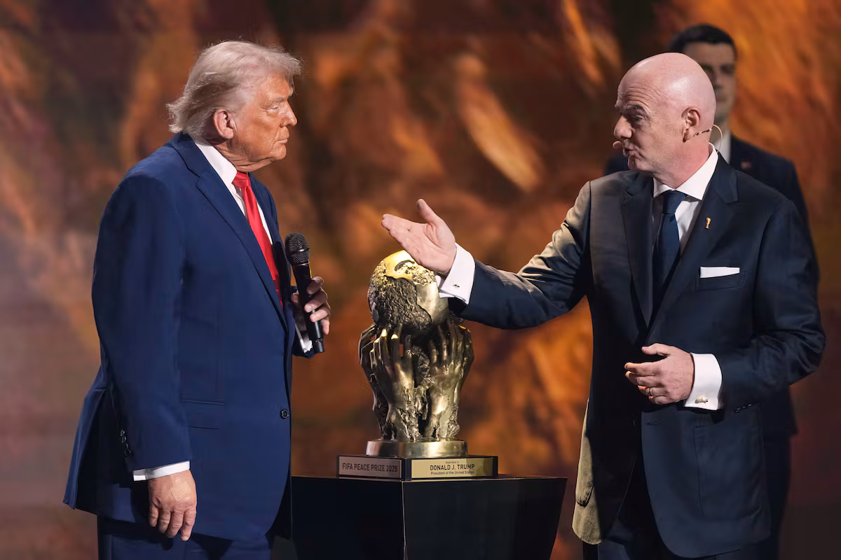 Gianni Infantino es acusado de romper el código ético de la FIFA por sus comentarios y por conceder el premio de la paz al presidente Trump EL PAÍS