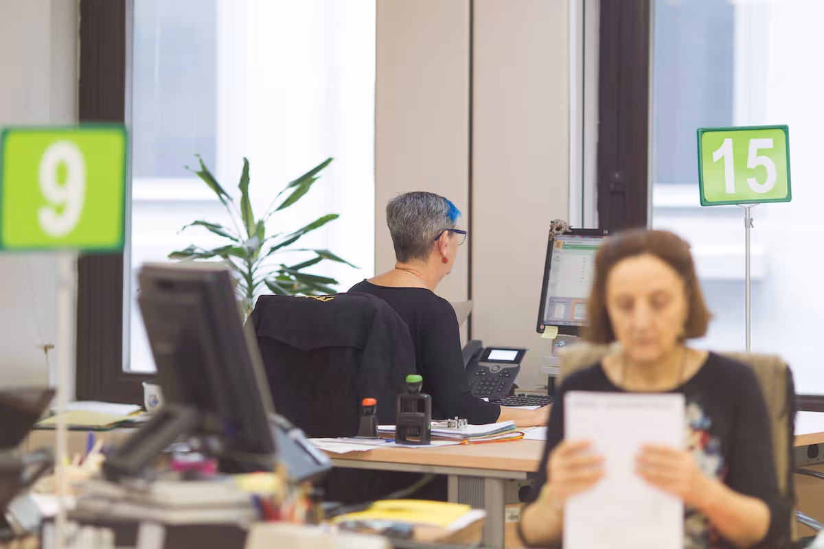 Gobierno y sindicatos centran en los funcionarios de rango intermedio la negociación sobre reclasificación de categorías EL PAÍS