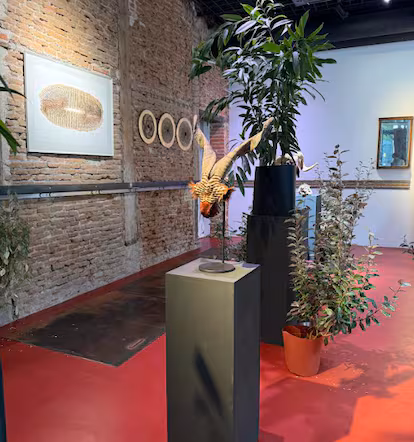 Henar Iglesias, artista: “A los conquistadores les costaba regalar plumaria porque la cara que ponían los españoles al lado del oro no era la misma” La artista Henar Iglesias.