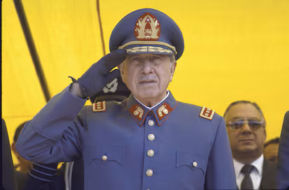 Todo el horror de la dictadura de Pinochet cabe en un botón de nácar Todo el horror de la dictadura de Pinochet cabe en un botón de nácar