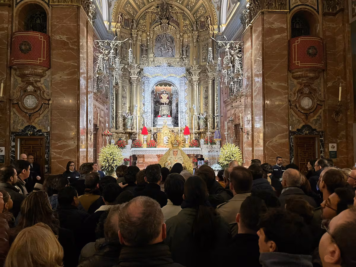 “Ha vuelto”: La Macarena regresa restaurada entre colas de fieles tras el fiasco de la intervención en la talla EL PAÍS