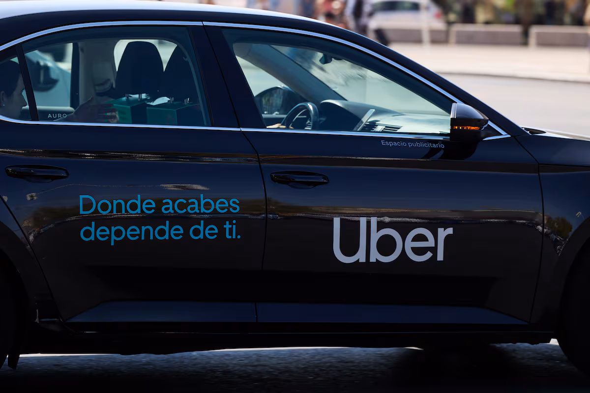 Hacienda da el primer paso para que las plataformas como Airbnb y Uber recauden el IVA EL PAÍS