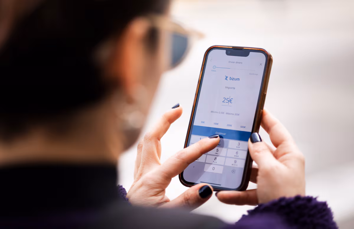 Hacienda estrechará el control sobre los pagos por Bizum sin depender de la cuantía a partir del 1 de enero EL PAÍS