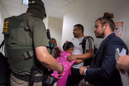 La huella de Trump en el Día Internacional del Migrante: “Ha sido uno de los años más difíciles, el más cruel” Familia de migrantes en el tribunal de inmigración de EE UU, en Manhattan, Nueva York, el 31 de julio.