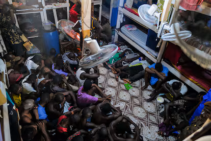 Una playa que vomita ropa usada, cooperantes con complejo de “salvador blanco” y el mapa de África corregido: 12 reportajes para entender un mundo en crisis Cárcel de Ghana