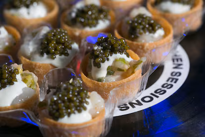 Las mejores fiestas se montan en la cocina: así son las Kitchen Sessions que unen el talento de chefs y DJs Las mejores fiestas se montan en la cocina: así son las Kitchen Sessions que unen el talento de chefs y DJs