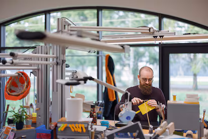 Así funciona la red de talleres y escuelas de artesanía de Hermès, el centro de la marca de lujo francesa Así funciona la red de talleres y escuelas de artesanía de Hermès, el centro de la marca de lujo francesa