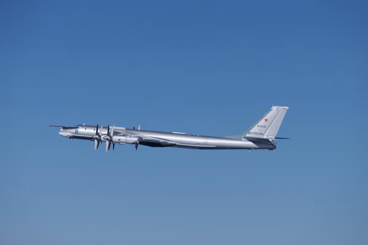 Japón expresa su “grave preocupación” por las maniobras de bombarderos rusos y chinos EL PAÍS