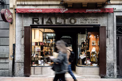 Así se hacen las moscovitas: las galletas de chocolate y almendra de Oviedo que conquistan el mundo (y la cesta de Navidad de Inditex) Así se hacen las moscovitas: las galletas de chocolate y almendra de Oviedo que conquistan el mundo (y la cesta de Navidad de Inditex)
