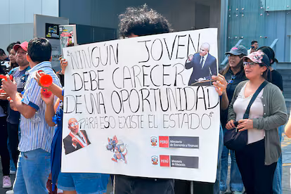 97.000 postulantes para 2.000 becas: los recortes del Gobierno peruano rompen el sueño universitario de miles de jóvenes 97.000 postulantes para 2.000 becas: los recortes del Gobierno peruano rompen el sueño universitario de miles de jóvenes