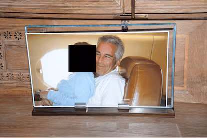 El archivo 468: la foto de Trump que el Departamento de Justicia publicó y luego borró de los papeles de Epstein El archivo 468: la foto de Trump que el Departamento de Justicia publicó y luego borró de los papeles de Epstein